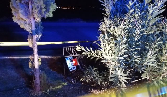 Adana'da motosiklet refüje çarptı