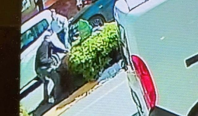 Adliye önünde eşini sırtından bıçakladı