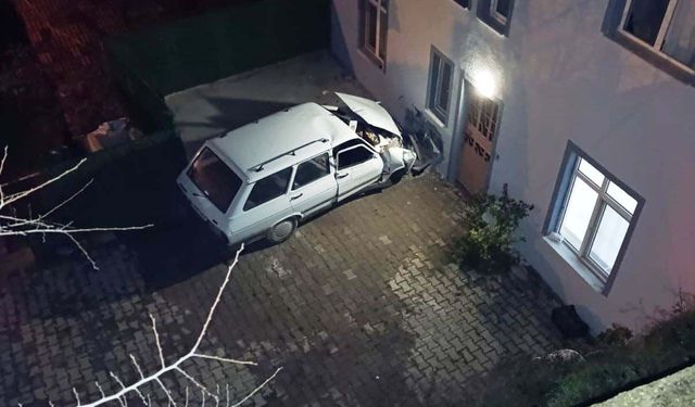 Apartman Duvarına Çarpan Otomobil Aile Faciası