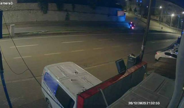 Bursa'da otomobil direğe çarptı: 3 yaralı