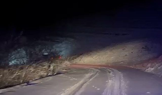 Buzlanmadan dolayı yoldan çıkan ambulansı kamyonet sürücüsü kurtardı