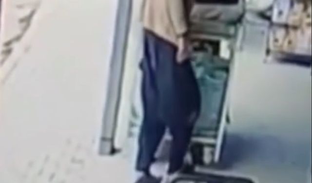 Çamurlu ayakkabısını çıkardı, çorapla alışveriş yaptı