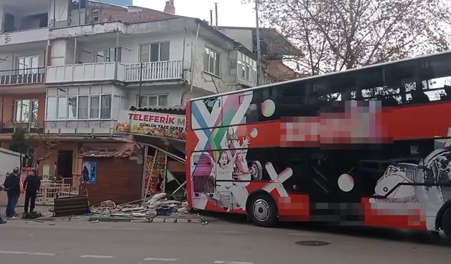 Çift katlı otobüs manav dükkanına girdi