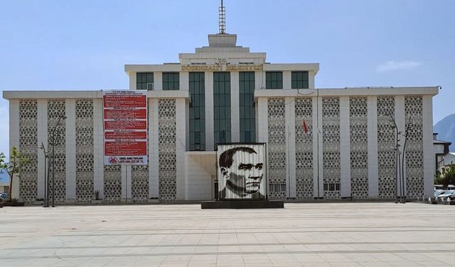 Döşemealtı Belediyesi'ne operasyon