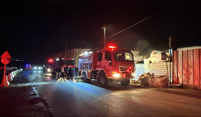 Gebze'deki geri dönüşüm deposunda yangın çıktı