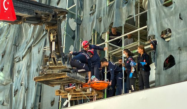 İnşaatta aşağı kata düşen işçi iş makinesiyle indirildi