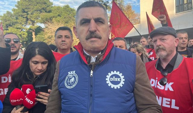 İzmir'de belediye işçileri 'çıplak ücrete' karşı 'çıplak ayakla' yürüdü