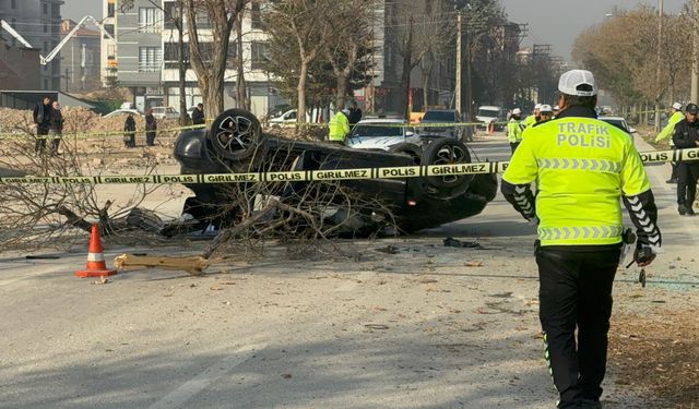 Konya'da otomobil ağaca çarparak takla attı