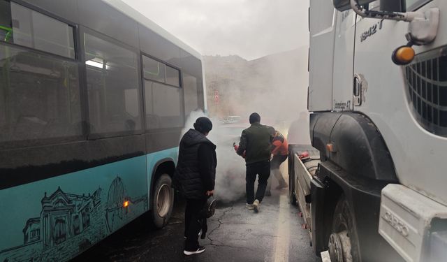 Mardin'de Duran Otobüse Çarpan Otomobil Alev Aldı