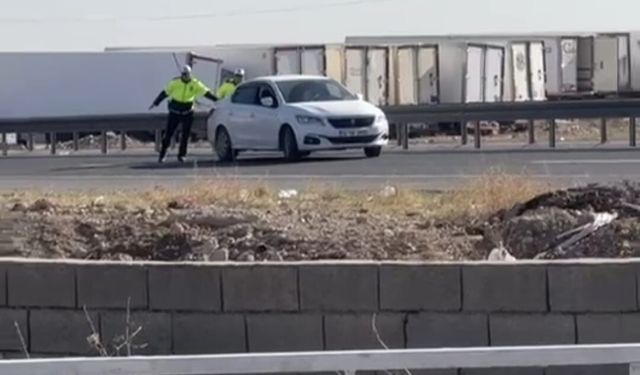Mardin'de Polis Arızalanan Araca Yardım Etti