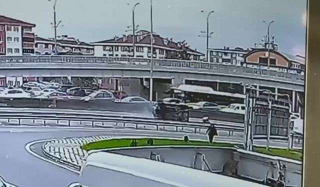 Önce beton bariyere çarptı ardından devrilip sürüklendi