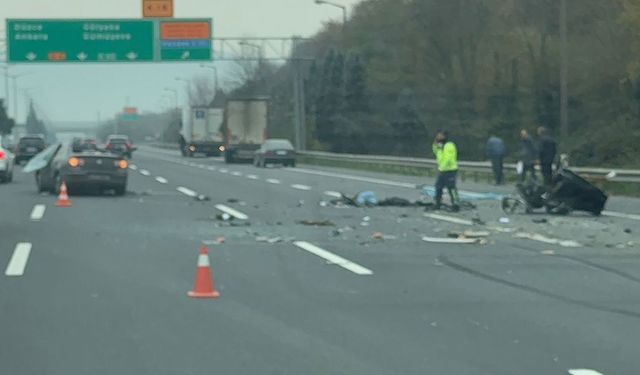 Otoyolda otomobil çekiciye çarptı