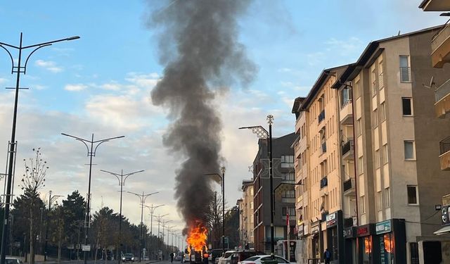 Park halindeki minibüs alev aldı