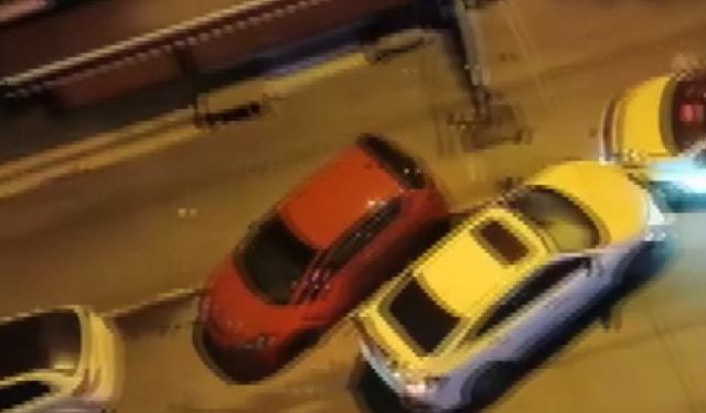 Park halindeki otomobillere çarptı, otomobilini kırkıp kaçtı