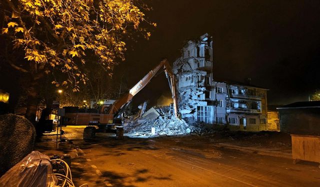 Sındırgı'da depremde hasar gören binaların yıkımına başlandı