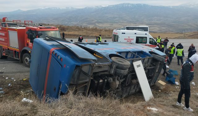 Sivas'ta cezaevi nakil aracı devrildi