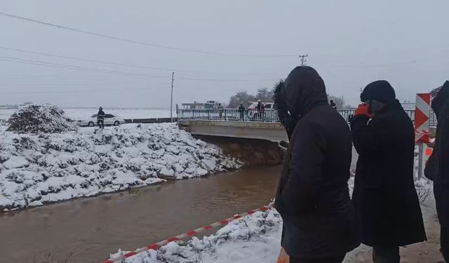 Su kanalına düşe otomobildeki 4 kişi aranıyor