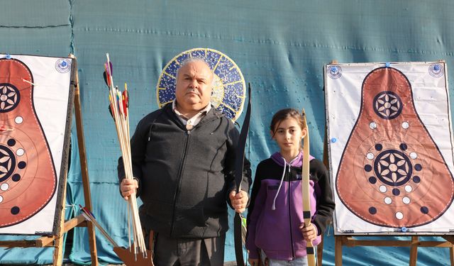 Tarih dizilerinden etkilenip kursta ok atmayı öğreniyorlar