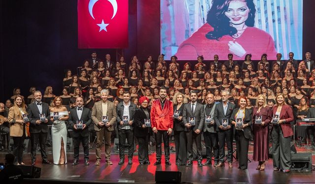 Türkan Şoray, 'İyilik Korosu' ile Mersin'de sahne aldı