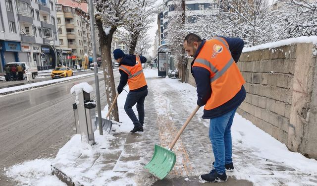 Van'da 90 yerleşim yeri yolu kapandı