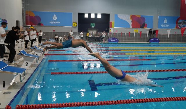 Yüzücüler kulaçlarını şampiyonluk için attı