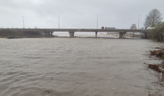 Zonguldak'ta dalgaların boyu 4 metreye ulaştı