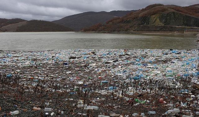 Badovc Baraj Gölü'nün yüzeyi çöp ve atıklarla kaplandı