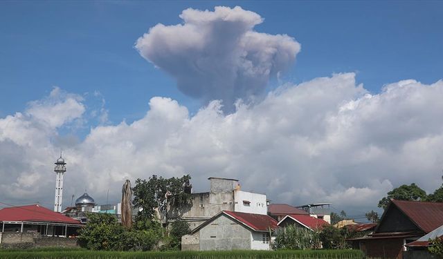 Endonezya'daki Marapi Yanardağı'nda büyük patlama