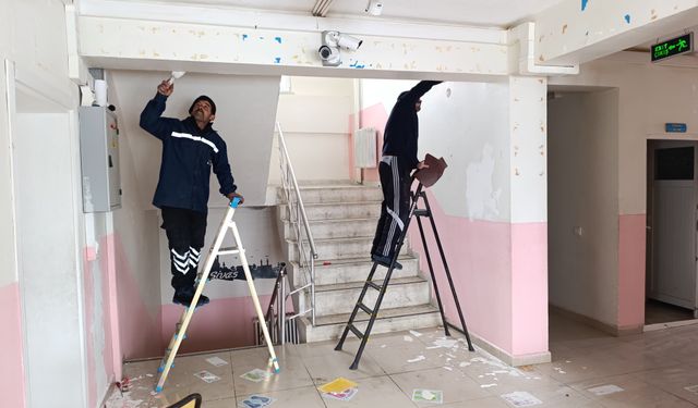 Köy okulunu öğretmen ile veliler onardı