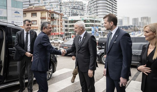 Özgür Özel, Müsavat Dervişoğlu'nu ziyaret etti