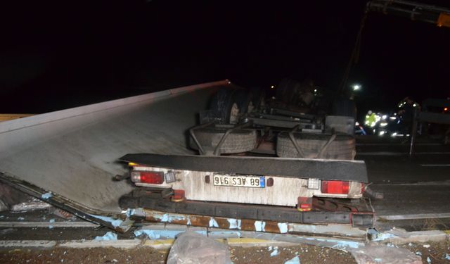 Aksaray'da TIR bariyerlere çarparak devrildi