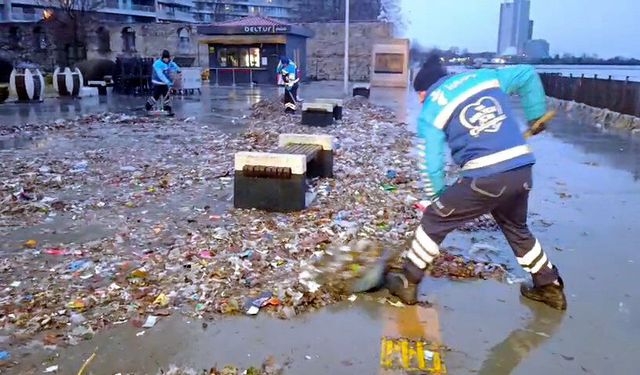 Bakırköy'de lodosla atıklar temizlendi