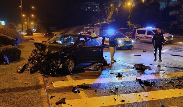 Bursa'da İki Otomobil Kafa Kafaya Çarpıştı