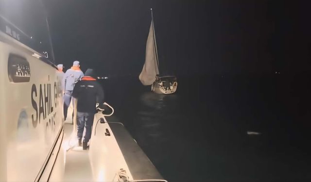 Çanakkale Boğazı'nda sürüklenen tekneye yardım gecikmedi