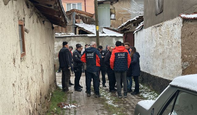 Çöken kerpiç evin altında kaldı