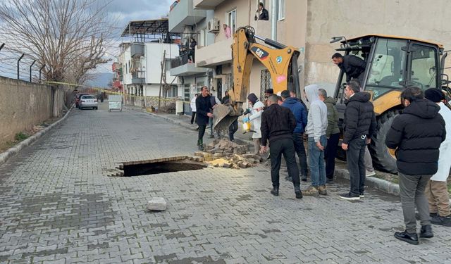 Çöken yolda insana ait kafatası ve kemikler bulundu