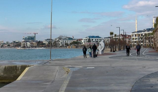 Denizde boğulan kadını canlı yayın yaparken fark ettiler