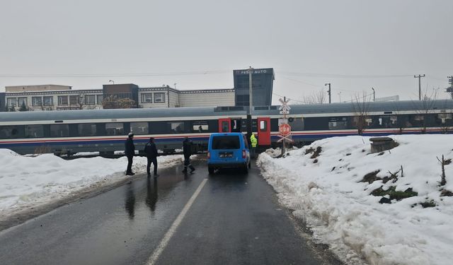 Diyarbakır'da yolcu treni, belediye otobüsüne çarptı
