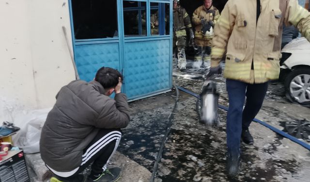 Dükkanda çıkan yangında otomobiller zarar gördü