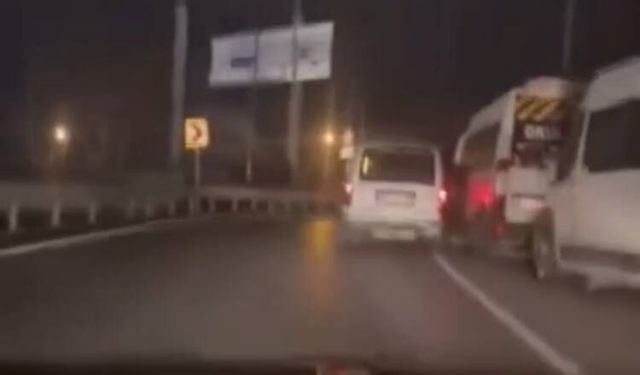 Hafif ticari araç diğer araçlara çarpıp kaçtı