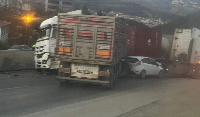 Hatay'da 11 araçlık zincirleme kaza
