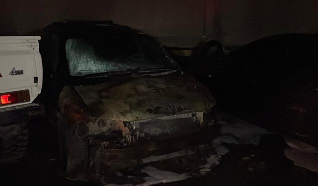 İstanbul'daki otoparkta 5 otomobil alev aldı