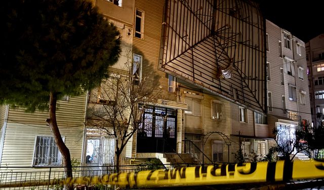 İzmir'de 2 binanın çatısı uçtu