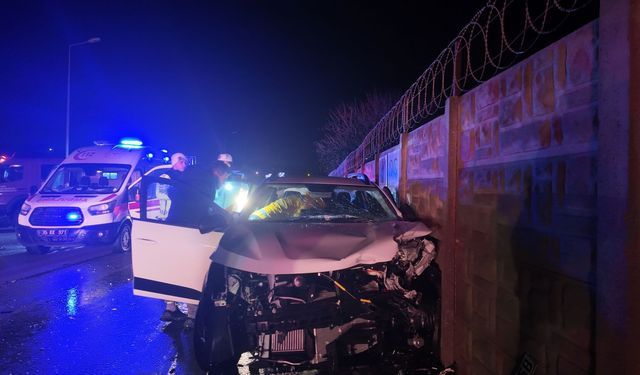 İzmir'de iki otomobiller çarpıştı