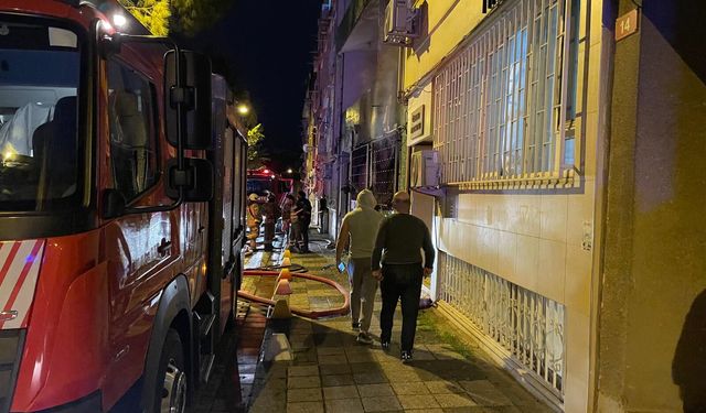 Kadıköy'de 4 Katlı Bina Yandı