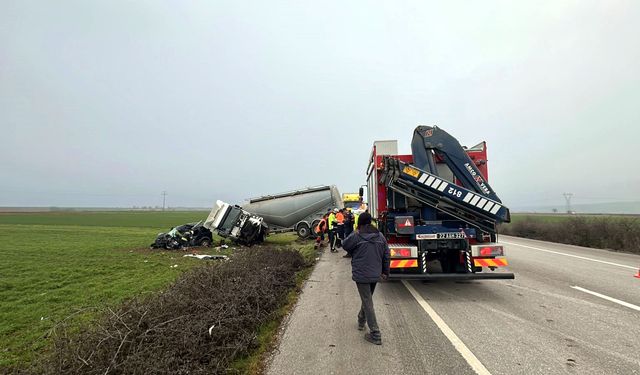 Karşı şeride geçen beton tankeri otomobille çarpıştı