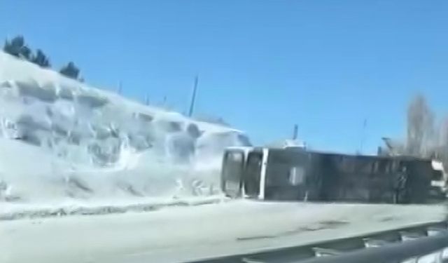 Kars'ta buzlanan yolda kaza: 13 yaralı