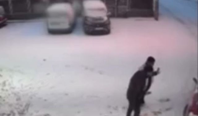 Kayan otomobili durdurarak kazayı engellediler