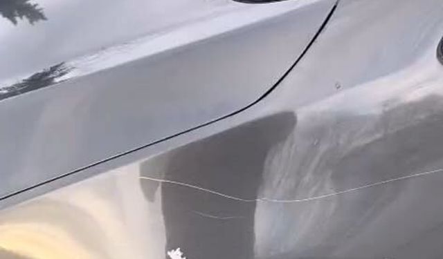 Kesici aletle araçlara zarar verdi