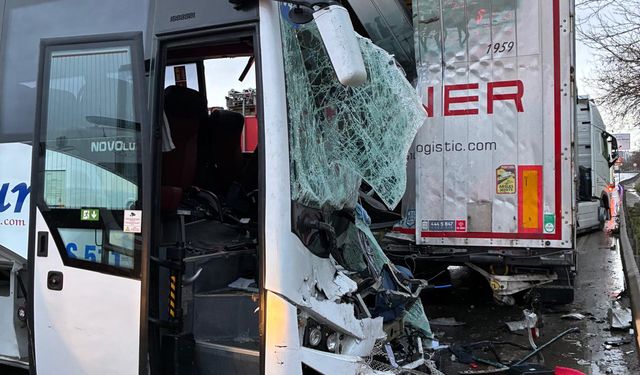 Kurtköy'de feci midibüs kazası!